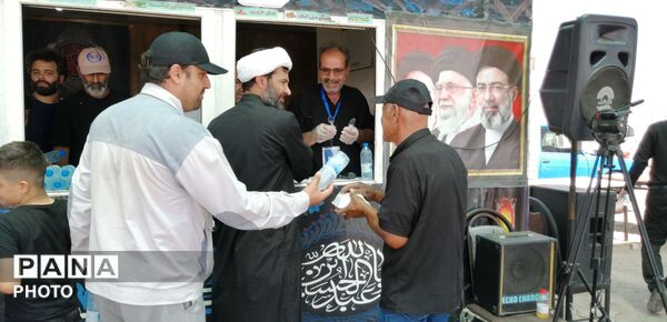 خدمت‌رسانی موکب سیمان آبیک در مسیر زائران؛ همراهی خادمان در پذیرایی و بدرقه