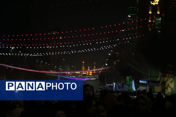 خیابان امام رضا(ع)  مشهد مملو از جمعیت در جشن باشکوه شب نیمه شعبان