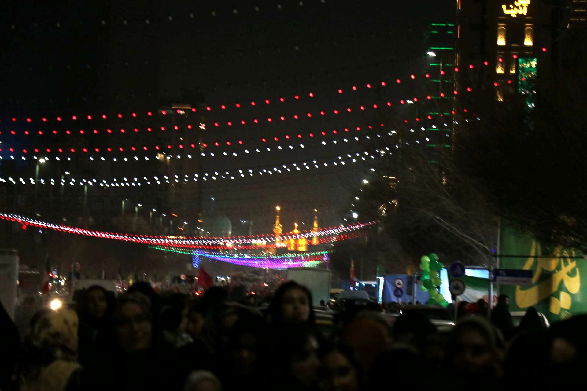 خیابان امام رضا(ع)  مشهد مملو از جمعیت در جشن باشکوه شب نیمه شعبان