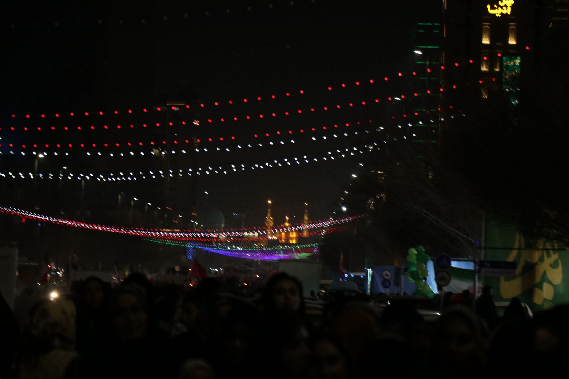 خیابان امام رضا(ع)  مشهد مملو از جمعیت در جشن باشکوه شب نیمه شعبان