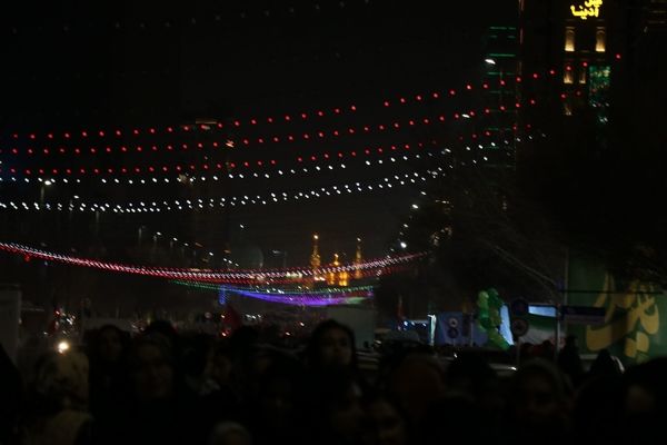 خیابان امام رضا(ع)  مشهد مملو از جمعیت در جشن باشکوه شب نیمه شعبان