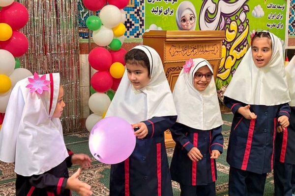 درخشش شکوفه های امید در مدرسه آیت الله خامنه ای 