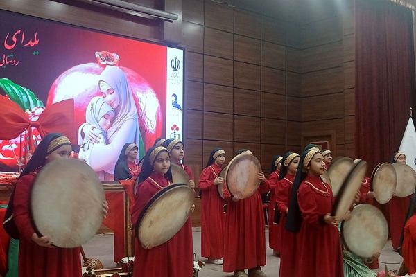 مراسم یلدای مادرانه با حضور فرهنگیان و دانش‌آموزان در اردوگاه شهید منتظری شهریار