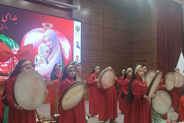 مراسم یلدای مادرانه با حضور فرهنگیان و دانش‌آموزان در اردوگاه شهید منتظری شهریار