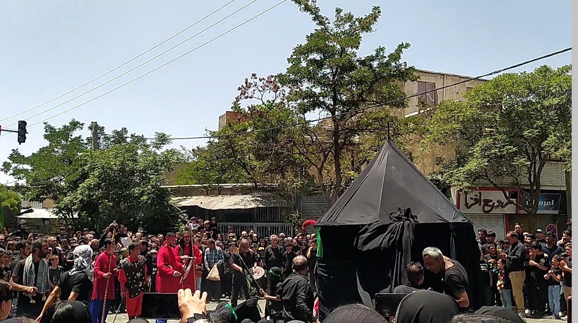 تعزیه‌خوانان تویسرکان صحنه آتش‌زدن خیمه‌های عاشورا را بازسازی کردند
