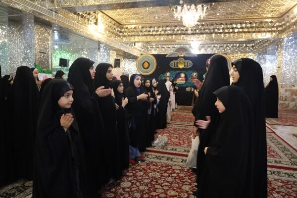  دورهمی دختران با قرائت سوره مبارکه فتح در رواق دارالذکر سومین حرم اهل بیت (ع)