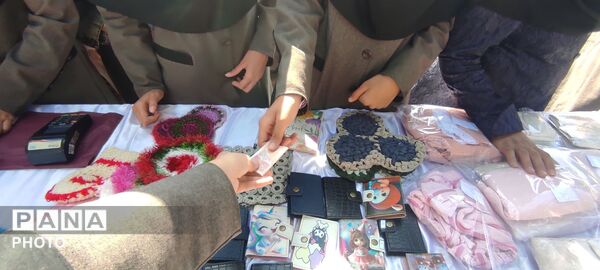برپایی بازارچه دانش آموزی در دبیرستان نمونه اندیشه شهرستان کاشمر