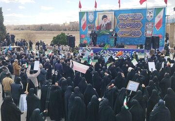 مردم اصفهان در میدان انقلاب، با فریاد «لبیک یا خامنه‌ای» میثاقی دوباره با ولایت بستند