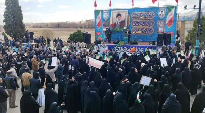 مردم اصفهان در میدان انقلاب، با فریاد «لبیک یا خامنه‌ای» میثاقی دوباره با ولایت بستند