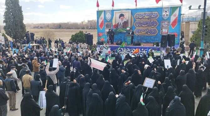 مردم اصفهان در میدان انقلاب، با فریاد «لبیک یا خامنه‌ای» میثاقی دوباره با ولایت بستند