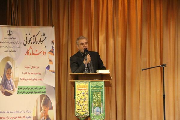 رونمایی از کتاب «تنها در میان جمع» دانش‌آموز نویسنده تبریز 