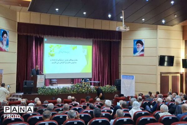  همایش تخصصی باغداران و کشاورزان شهرستان فیروزکوه در سالن شهید آوینی