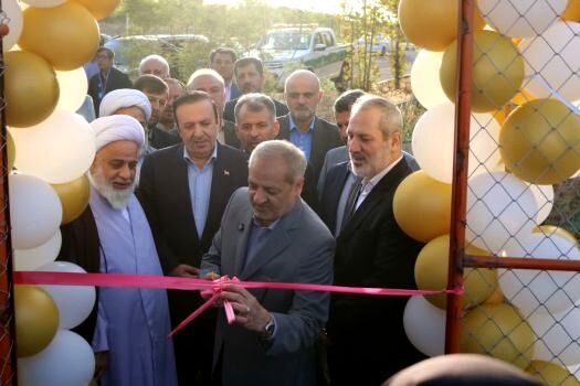 افتتاح زمین چمن مصنوعی طرح میدان همدلی در قزوین/ بازدید وزیر آموزش‌وپرورش از اردوگاه دانش‌آموزی شهید بابایی