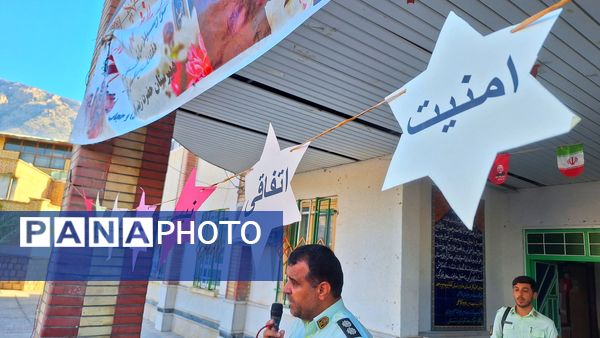 مراسم تجلیل از پرسنل زحمتکش  نیروی‌انتظامی در دبیرستان حضرت‌زینب(س) شهرستان لنده 