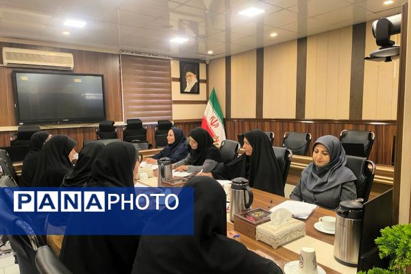 نشست هم اندیشی مسئولین قطب های پنج گانه گروه آموزشی تربیتی درس تفکر و سبک زندگی شهرستان های استان تهران