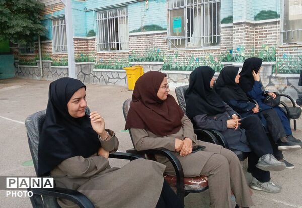 جشن استعداد و هویت ‌یابی ، هر دانش آموز یک مهارت  در دبیرستان دخترانه نجمه صدری  