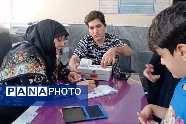 حضور مردم ولایتمدار شهرستان ورامین پای صندوق‌های اخذ رای