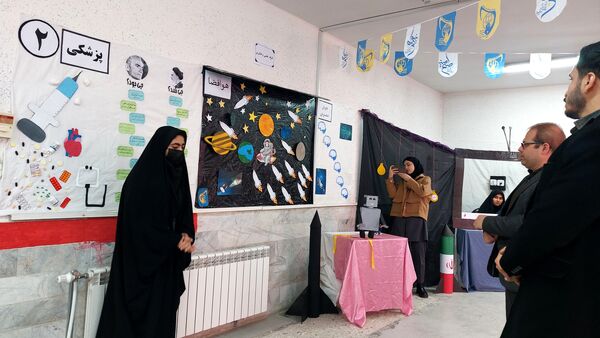 بازدید مسئولان آموزش و پرورش از مدرسه انقلاب دبیرستان فاطمه الزهرا آشخانه