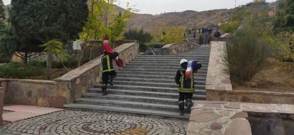 پله نوردی آتش‌نشانان مشهدی در پلکان باباکوهی 