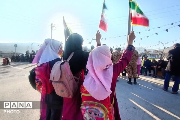 بیعت دانش‌آموزان دیشموکی  با رهبر انقلاب