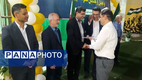 پاسداشت فرهنگیان و تقدیر از برترین‌های رودانی