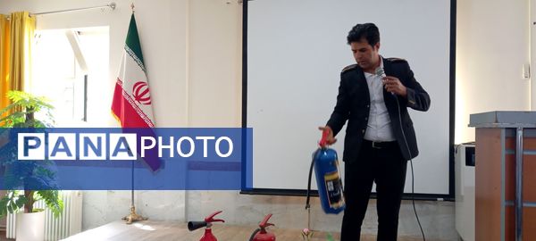 حضور آتش نشان به مناسبت وز آتش نشان و ایمنی در مدرسه نمونه دولتی وکیلی ۱۰