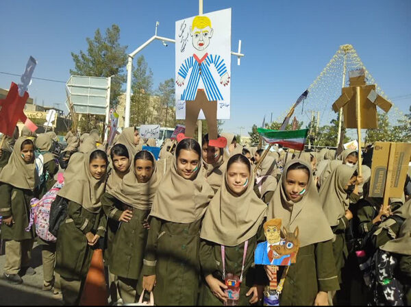 راهپیمایی باشکوه ۱۳ آبان در خاتم؛ روز ملی مبارزه با استکبار 