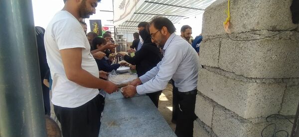 روز اربعین، در مواکب پل سیمره، خدمات‌رسانی به زائران حسینی همچنان ادامه دارد