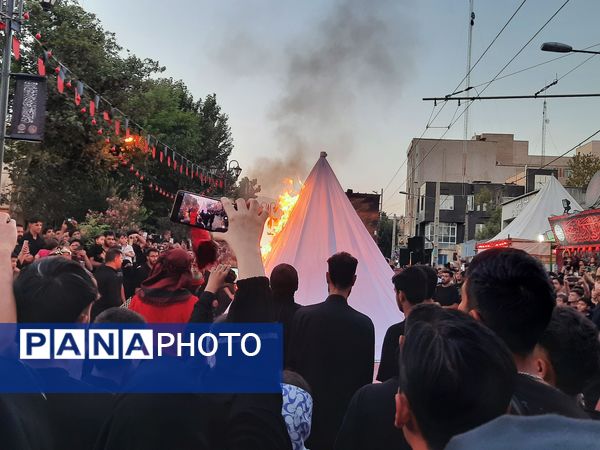 عشاق دلسوخته سیدالشهدا شام غریبان را با آتش زدن خیمه‌‌ها به پایان رساندند