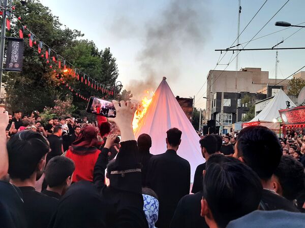 عشاق دلسوخته سیدالشهدا شام غریبان را با آتش زدن خیمه‌‌ها به پایان رساندند