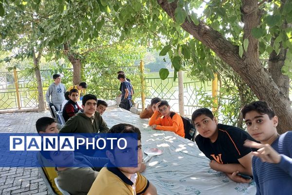 حضور دانش‌آموزان ناحیه 2 شهرری در اردوی باغ موزه دفاع مقدس و فرهنگسرای ولا