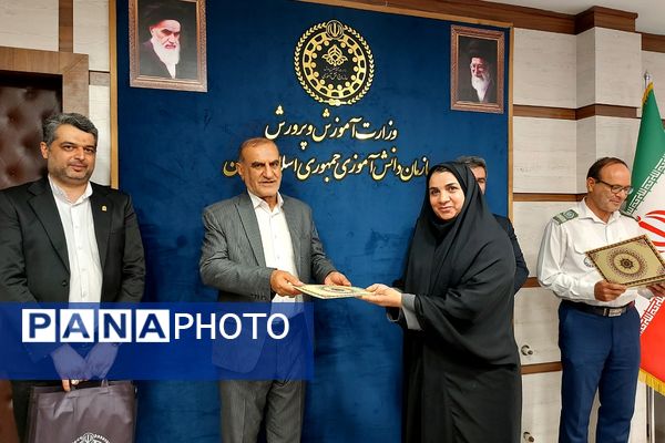 نشست فصلی و توان افزایی مأمورین و مسئولین سازمان دانش‌آموزی شهرستان‌های استان تهران 