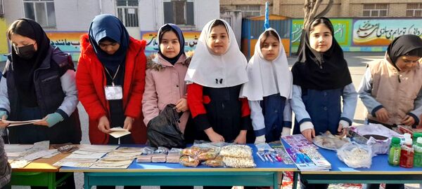 بازارچه دانش‌آموزی به‌مناسبت دهه فجر در مدرسه ربابه هاشمیان یزدی