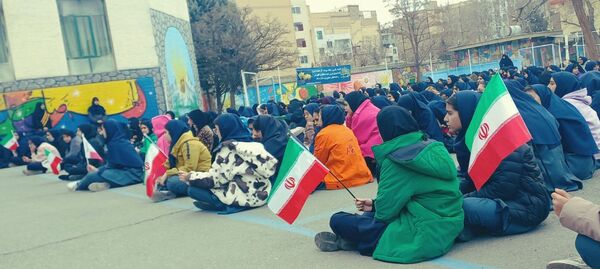 جشن میلاد حضرت مهدی(عج) و سالگرد پیروزی انقلاب اسلامی در دبیرستان اهل‌البیت(ع) ناحیه ۴ کرج