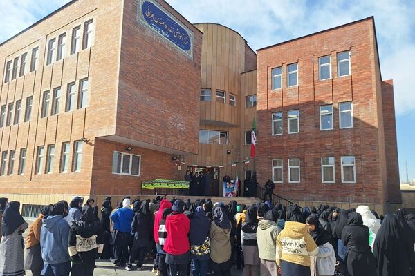 گلبانگ زنگ انقلاب در دبیرستان هجرانی پردیس