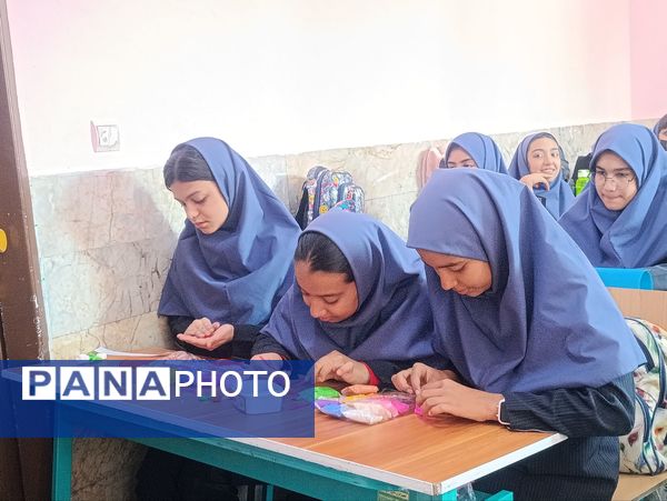 همدلی و همکاری دانش‌آموزان در اجرای طرح مدام دبیرستان دکتر جواد حداد ۲ 