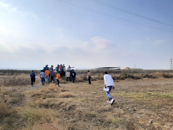 بازدید دانش‌آموزان دبیرستان نمونه دولتی پژوهش آشخانه از محوطه تاریخی ریوی