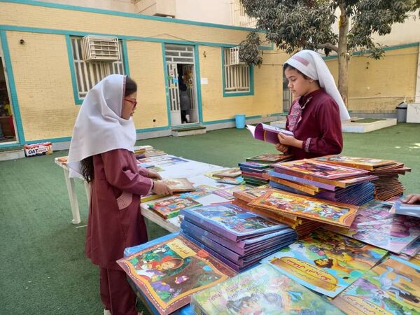 نمایشگاه کتاب در دبستان مریم بندرعباس