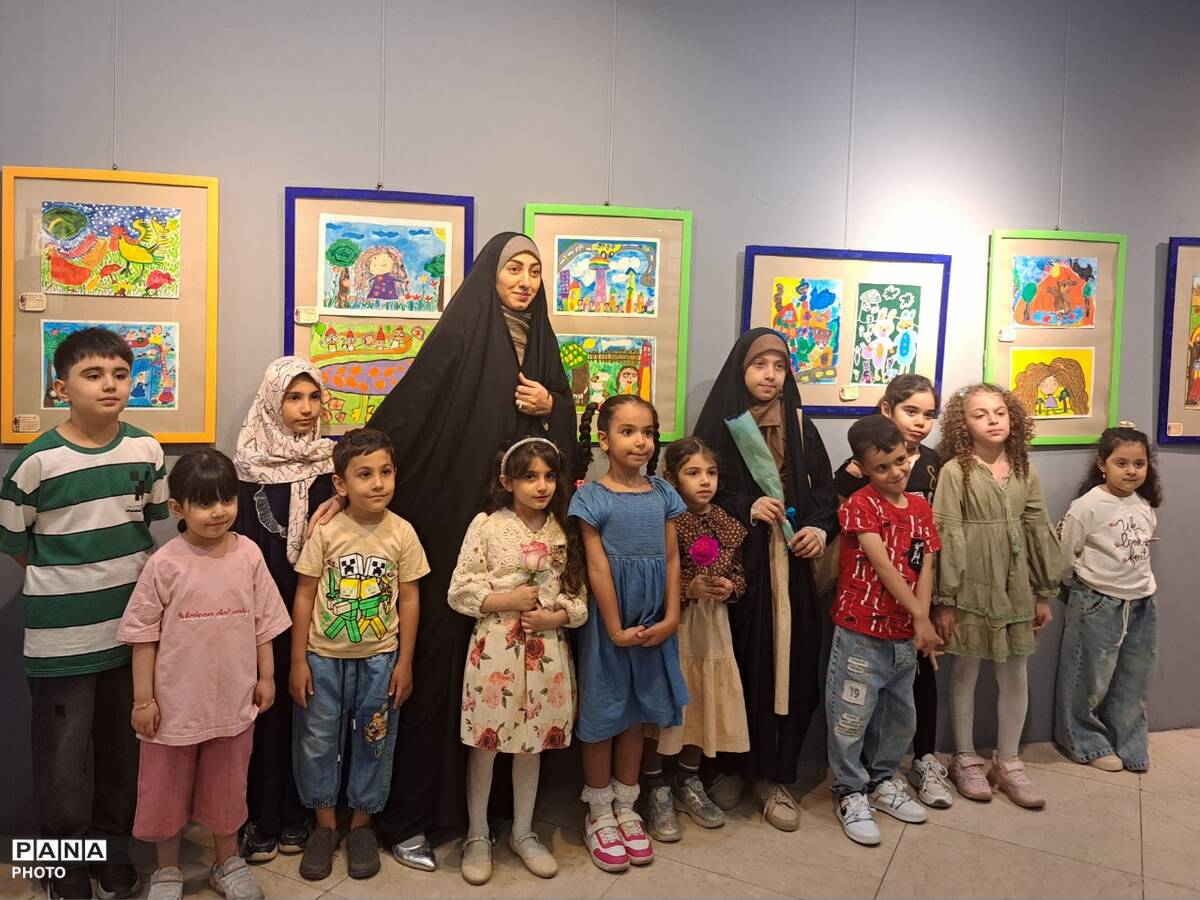 نمایشگاه آثار هنری اعضای کانون پرورش فکری کودکان و نوجوانان قم در مجموعه کتاب سرو