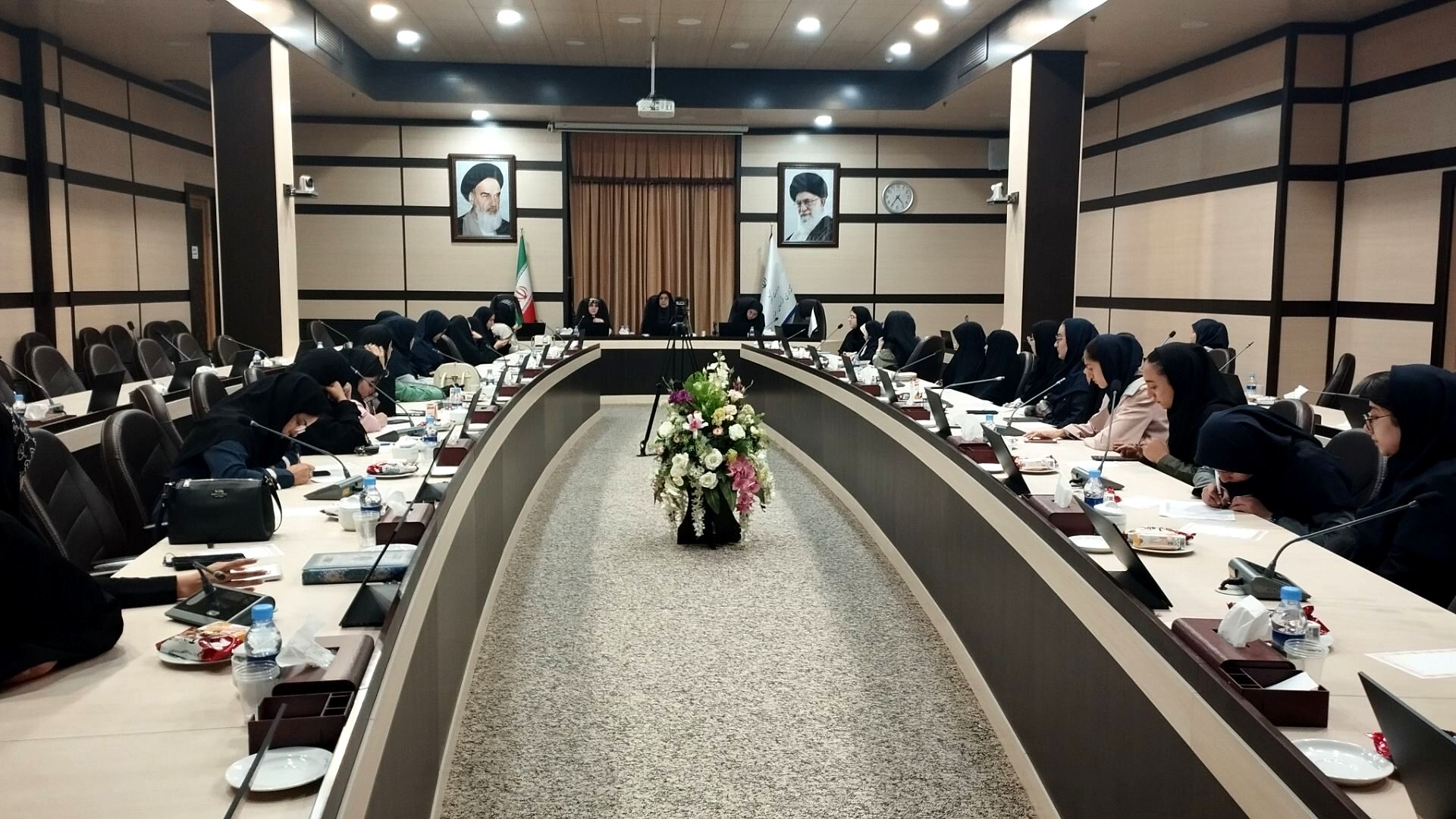 کارگروه دختران نواجوان و جوان مشهد با مشاور معاون رئیس جمهور در امور زنان وخانواده 