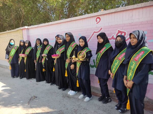 استقبال پرشور از شهید گمنام در هنرستان زهرای مرضیه بندرعباس