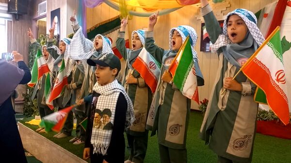 مراسم روز دانش آموز در دبستان دخترانه شاهد تحقیقی ناحیه ۶