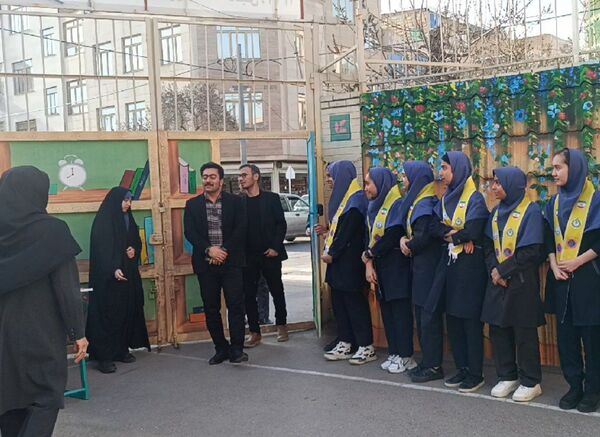 برپایی بازارچه دانش آموزی در دبیرستان دکتر جواد حداد۲ 