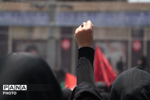 آخرین وداع با قائد شهید: پیکر مطهر آیت‌الله سیدعلی‌خامنه‌ای در میان سیل عاشقان به مصلی تهران رسید 