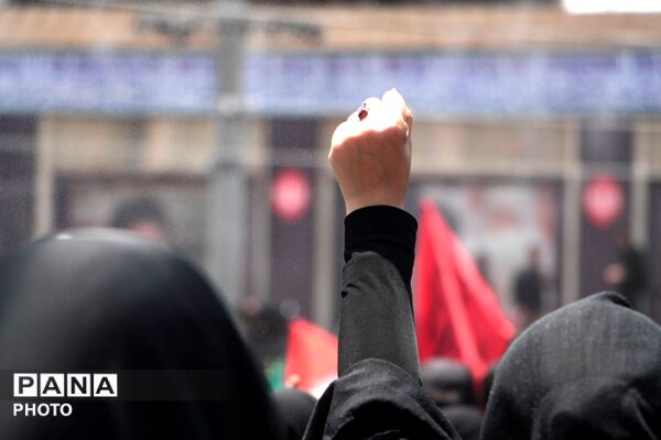 آخرین وداع با قائد شهید: پیکر مطهر آیت‌الله سیدعلی‌خامنه‌ای در میان سیل عاشقان به مصلی تهران رسید 
