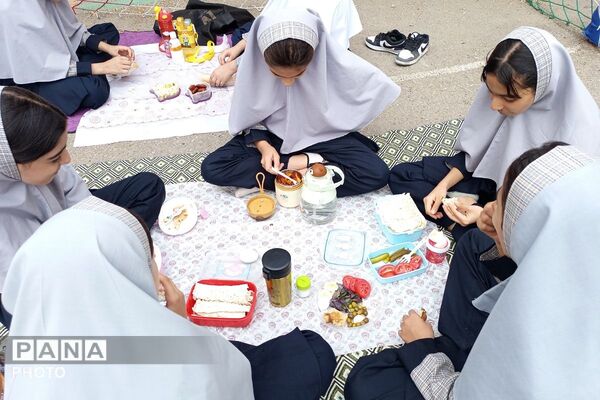 تغذیه سالم در محیطی شاد در دبستان شهید  آقچه‌لو