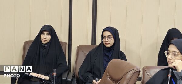 نشست هماهنگی دانش‌آموزان نخبه عکاس استان البرز با موضوعیت پویش «باید برخاست» 