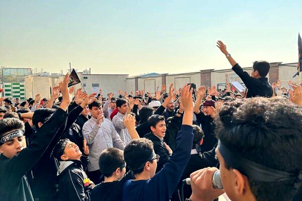  سوگواری نوجوانان برای مادر مهربانی‌ها