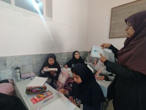توزیع برگ های کنگره ۱۸۰۰۰شهیدخراسان رضوی 