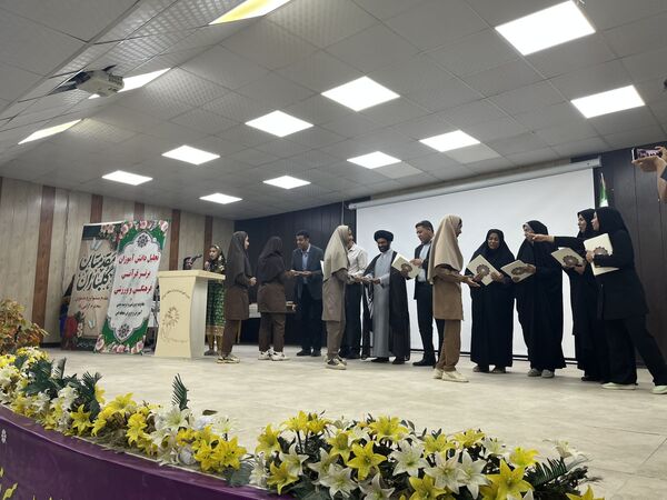 تجلیل از دانش‌آموزان ممتاز در جشنواره قرآنی، فرهنگی و ورزشی منطقه فین 